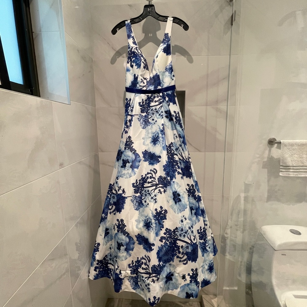 Glamour by Terani size 2 Couture Sleeveless V-Neck Floral Print Ball Gown dress